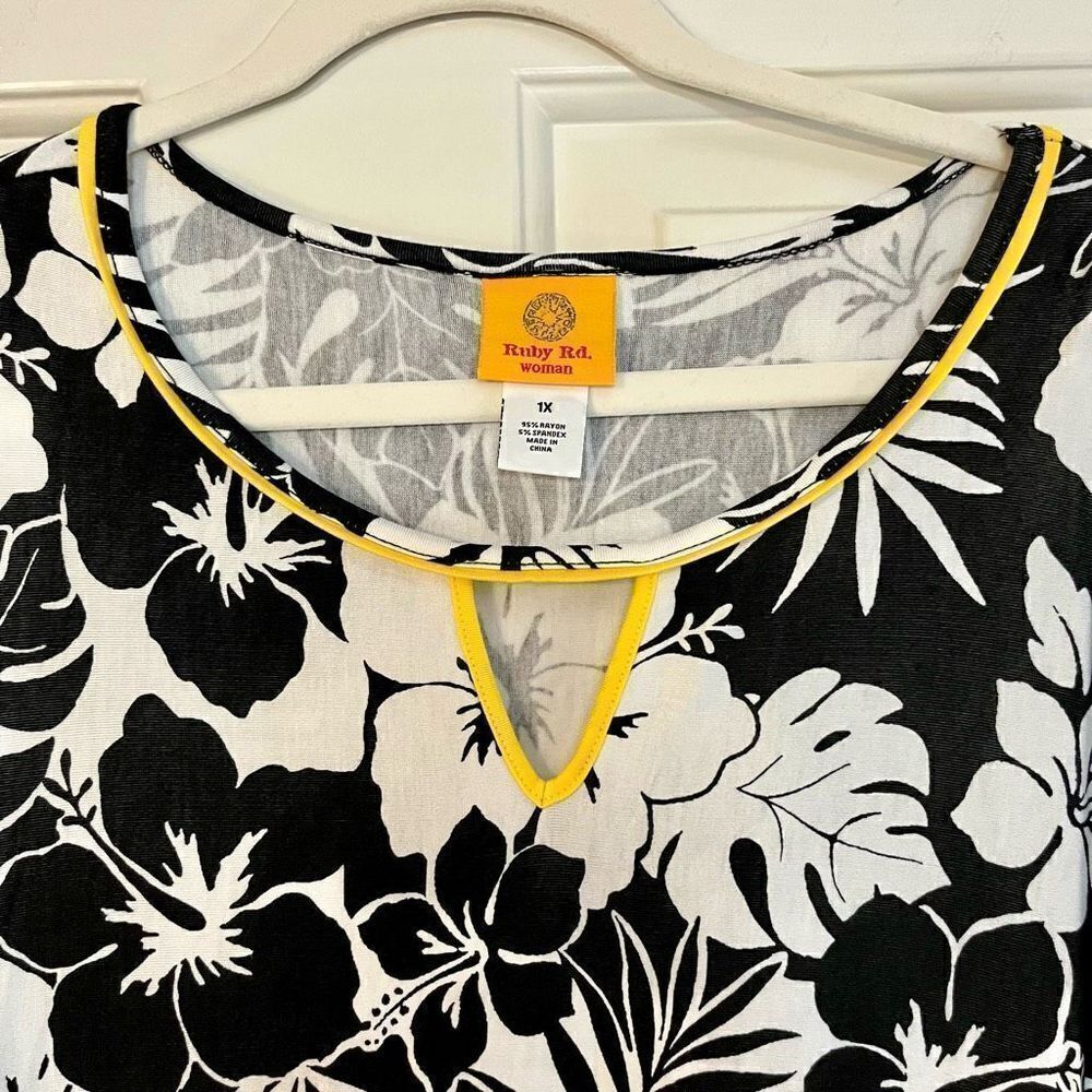 Ruby Rd. Black White Floral Keyhole Blouse 1X - Picture 3 of 10